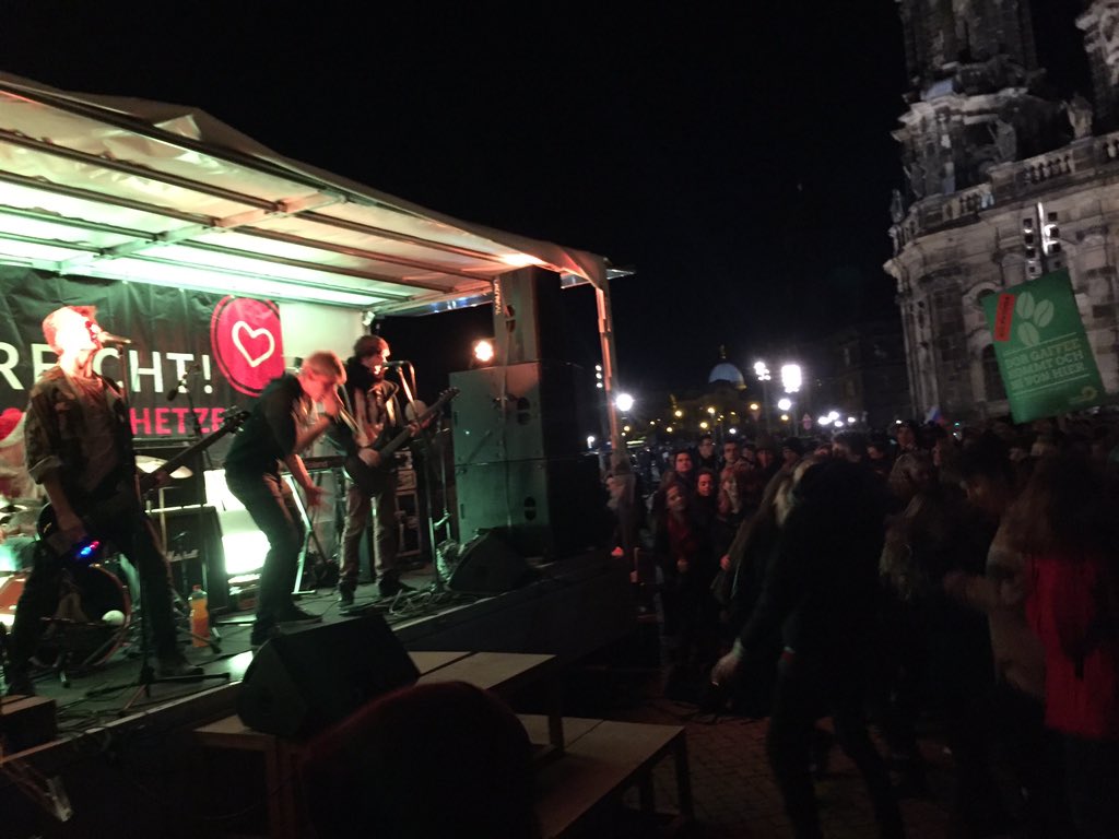 coolcatze's tweet photo. Theaterplatz tanzt und allen wirds warm. #schönerMontag #dd2112 https://t.co/2BX7kCokOv
