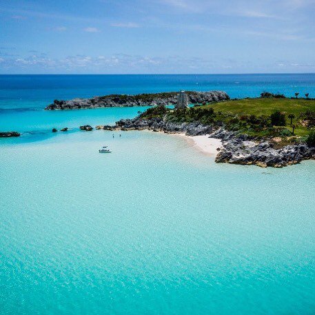 TheBlackSeal's tweet photo. Monday blues aren't too bad when your in Bermuda #goslingsrum #bermudarum #madeinbermuda https://t.co/UVL0VfZCYz