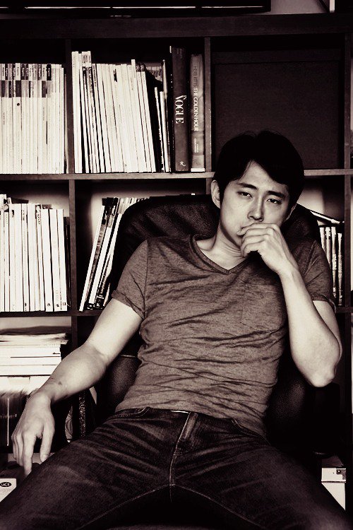 Hoje é aniversário do nosso querido Steven Yeun!    HAPPY BIRTHDAY STEVEN! 