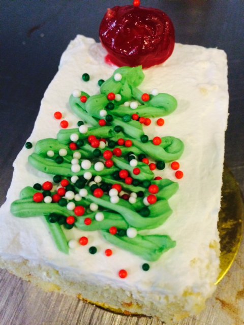 AirCateringIntl's tweet photo. In the Christmas spirit #holidaysweets #christmascheer #christmas #holidays #catering #bakedgoods #cake #yum https://t.co/isdQFXWGdZ