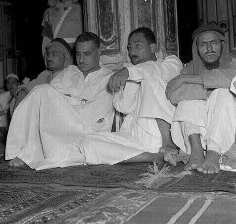 222221M's tweet photo. جمال عبد الناصر وانور السادات
المسجد الحرام https://t.co/eq5xbWNeyY