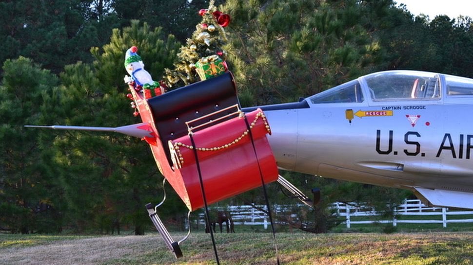 DarenSorenson's tweet image. Obviously Santa didn’t register his “aircraft” with the FAA.  #dronehumor