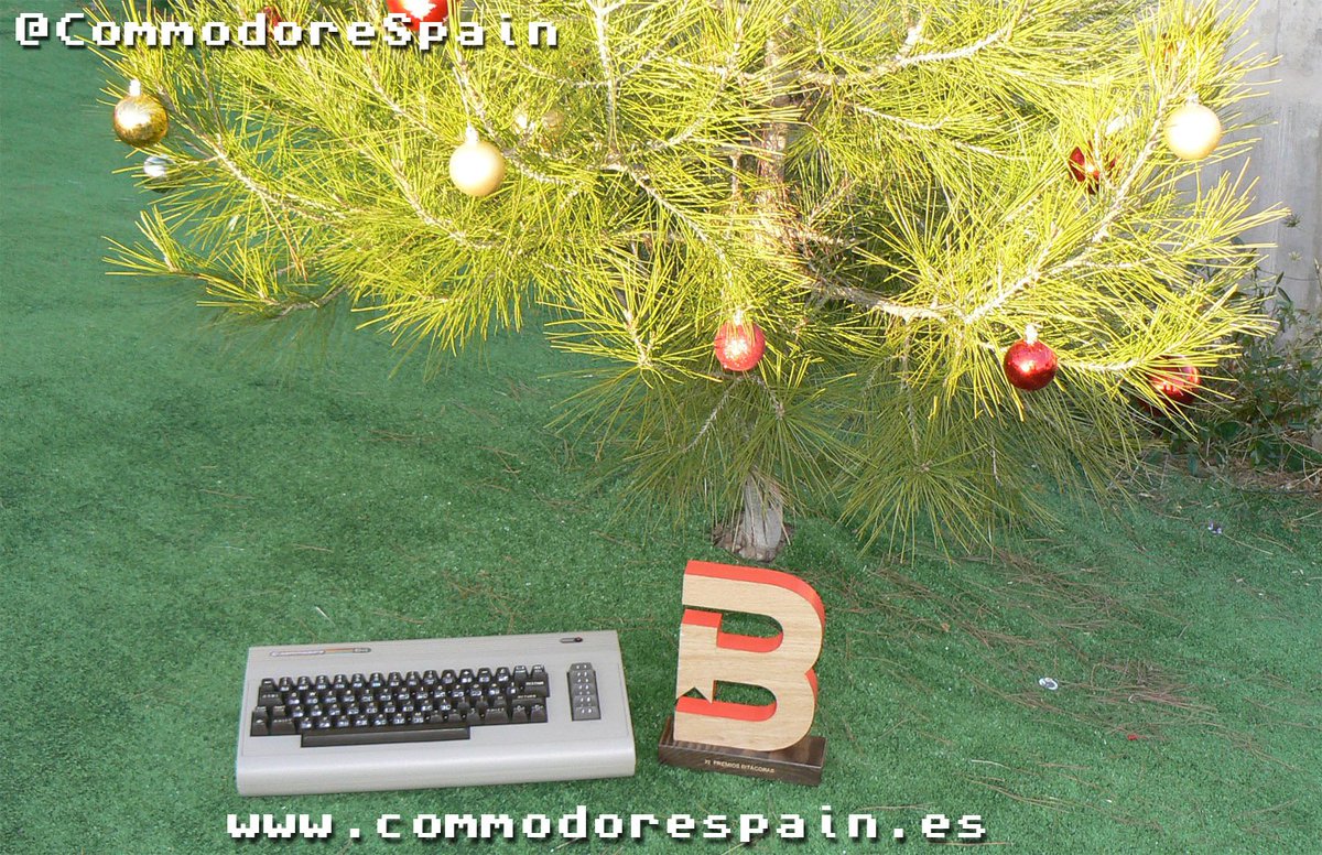 CommodoreSpain's tweet photo. Hemos soñado con este momento y por fin llegó ¡Nuestro premio #bitacoras15 ya lo tenemos aquí! ¡Gracias @Bitacoras! https://t.co/cKa1NsLiQi