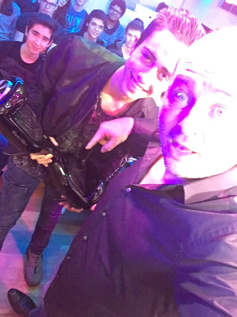 Je lui ai donne mon <a href="/Moovway/">Moovway</a> ! Bravo poto ! #cadodenoel <a href="/NRJhitmusiconly/">NRJ</a>