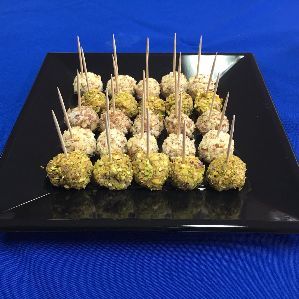 GoutPetit's tweet photo. Trufa queso c/salmón y almendras, c/ostión ahumado y pistache, c/arándanos y nuez pedidos en https://t.co/qvDgHhc2KW https://t.co/SPKllSFCSD