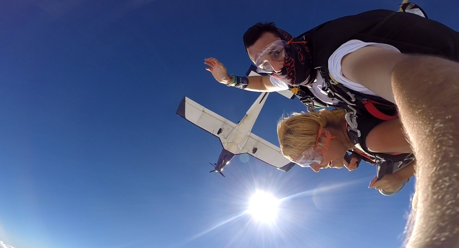 jennyscordamaglia Jenny Scordamaglia na platformě X: „#jennyscordamaglia #skydiving in #miami  #miamitv First time for everything! #awesome experience! Primera tirada !  https://t.co/q7Iy3oGg0G“ / X