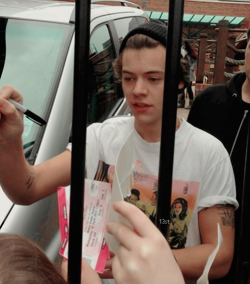 13styls's tweet photo. Harry Styles Outside the hotel in Newcastle. https://t.co/8p6AJMseFK