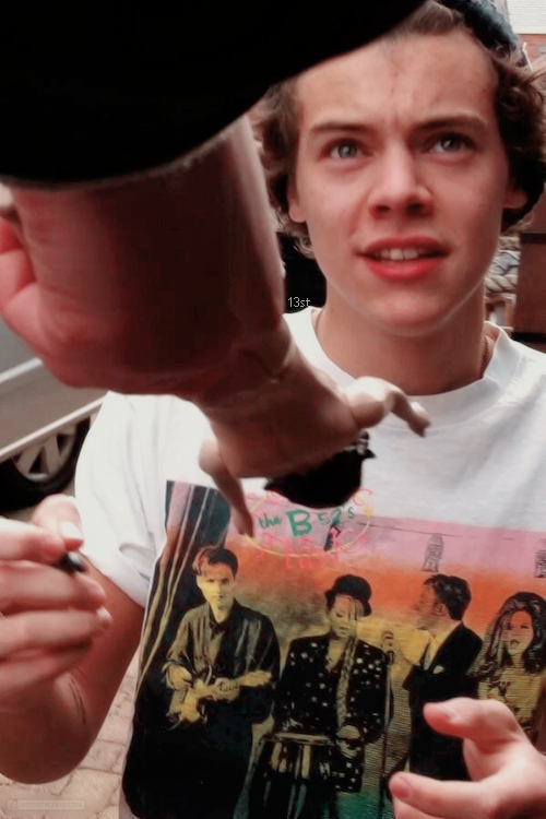 13styls's tweet photo. Harry Styles Outside the hotel in Newcastle. https://t.co/8p6AJMseFK