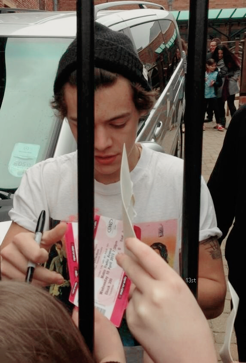 13styls's tweet photo. Harry Styles Outside the hotel in Newcastle. https://t.co/8p6AJMseFK