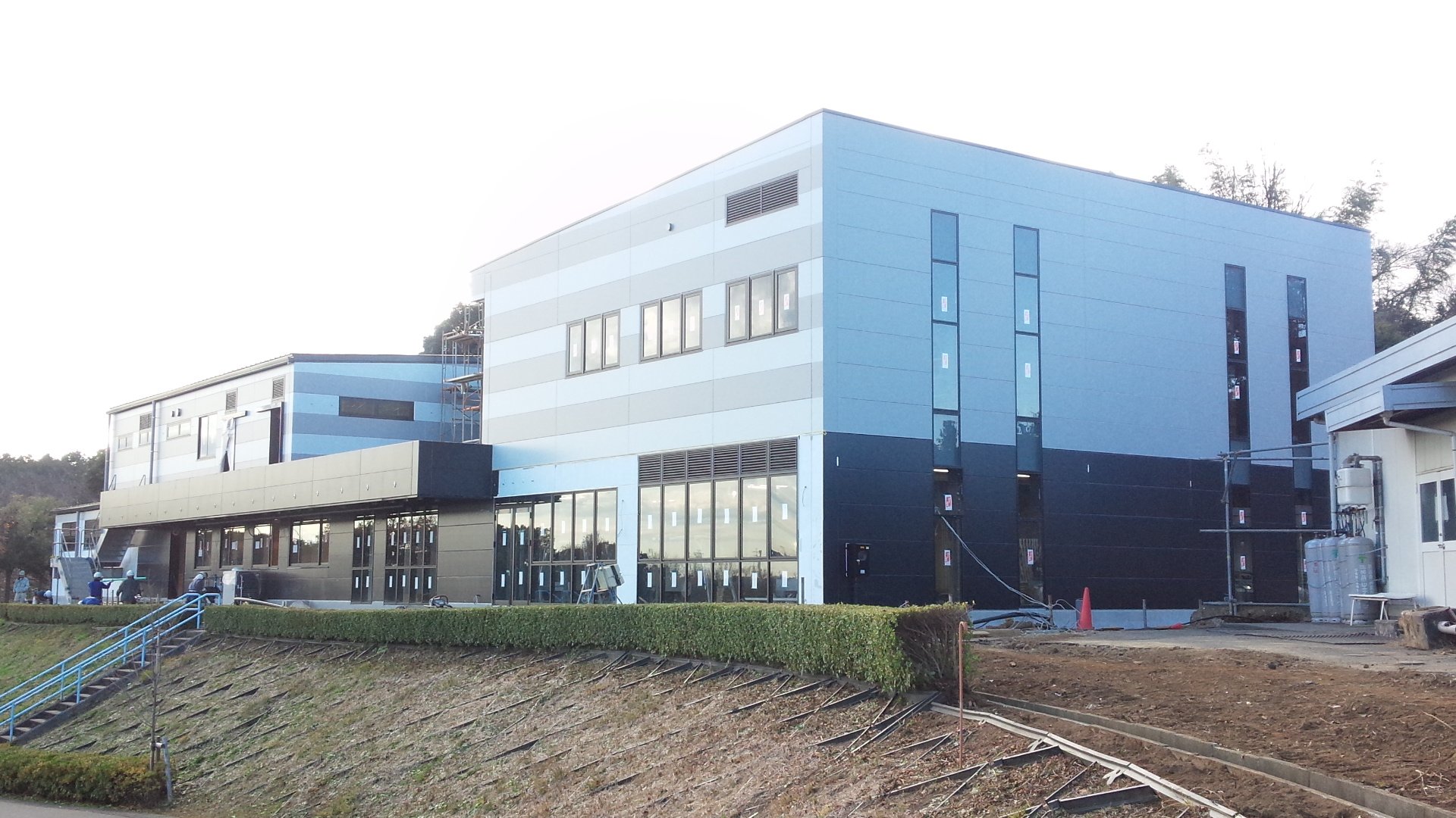 O Xrhsths Sukisukifrontale スキフロ Sto Twitter おそらく今年最後の麻生グランドに行ってきました 俺たちのプレハブ いや クラブハウス の横にはすんごいりっぱな新クラブハウスが出現しています これは楽しみ ﾟ ﾟ ワクワク スキフロ Frontale