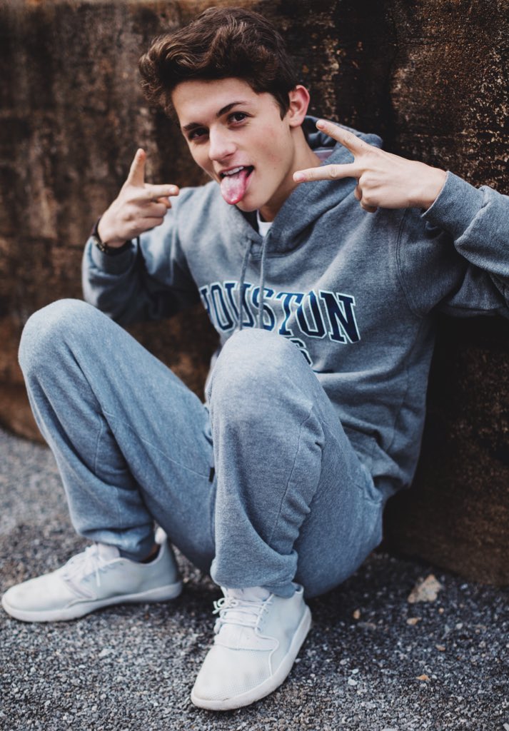 dylandauzat's tweet image. Hoodie Weather 🍂😊