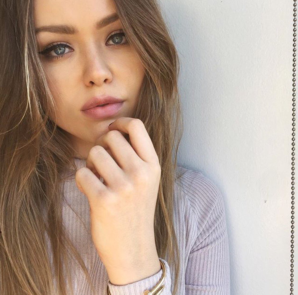 Just wanna feel your lips against my skin