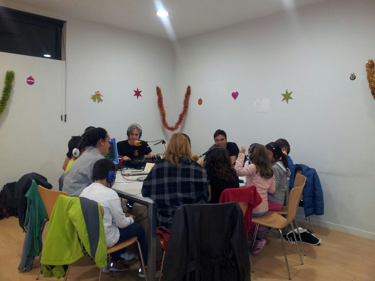 Fantástica tarde con l@s participantes del #tallerderadio de <a href="/RadioXATA/">RadioXATA</a> en la <a href="/BibdePinto/">BibliotecasdePinto</a> Javier Lapeña de #Pinto !