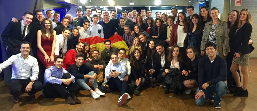 CSainz_oficial's tweet photo. Con todo el equipo de @CarlosSainzCter muy orgulloso de todos. Feliz Navidad!!! https://t.co/QbEU58S7ct