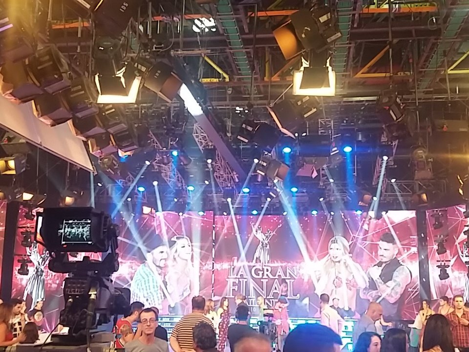 LaliEsposAR's tweet photo. Hace minutos Lali ensayaba #TengoEsperanza, ahora #ComoHaremos. 🎆☝ https://t.co/cKjQFkjD9M