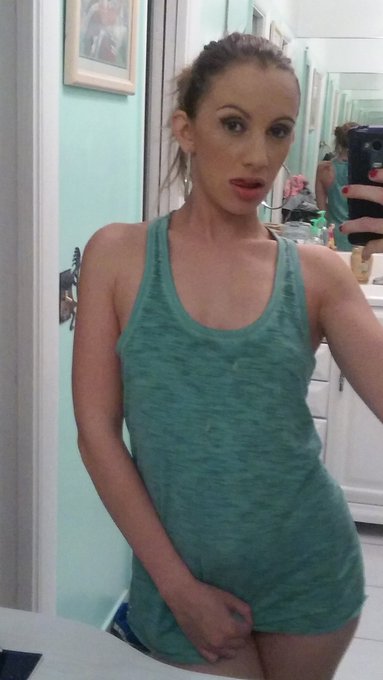 Nothing but a t-shirt on 😘 https://t.co/A0HWh1E7hC<a href="/tag/tittytuesday"class="tags"><span>#tittytuesday</span></a>