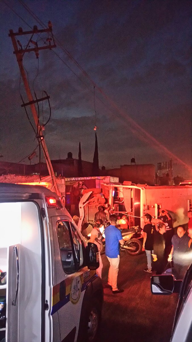 Volcadura de camión deja al menos 10 heridos en Neza - CWynKj-U8AImU9a