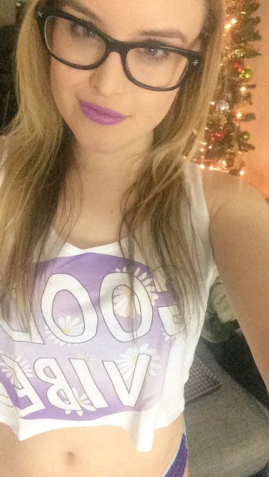 Come hangout with me on MFC! I haz wine! https://t.co/YTeljKbmk2 https://t.co/49dP2pIBiK<a href="/tag/onmfc"class="tags"><span>#onmfc</span></a>