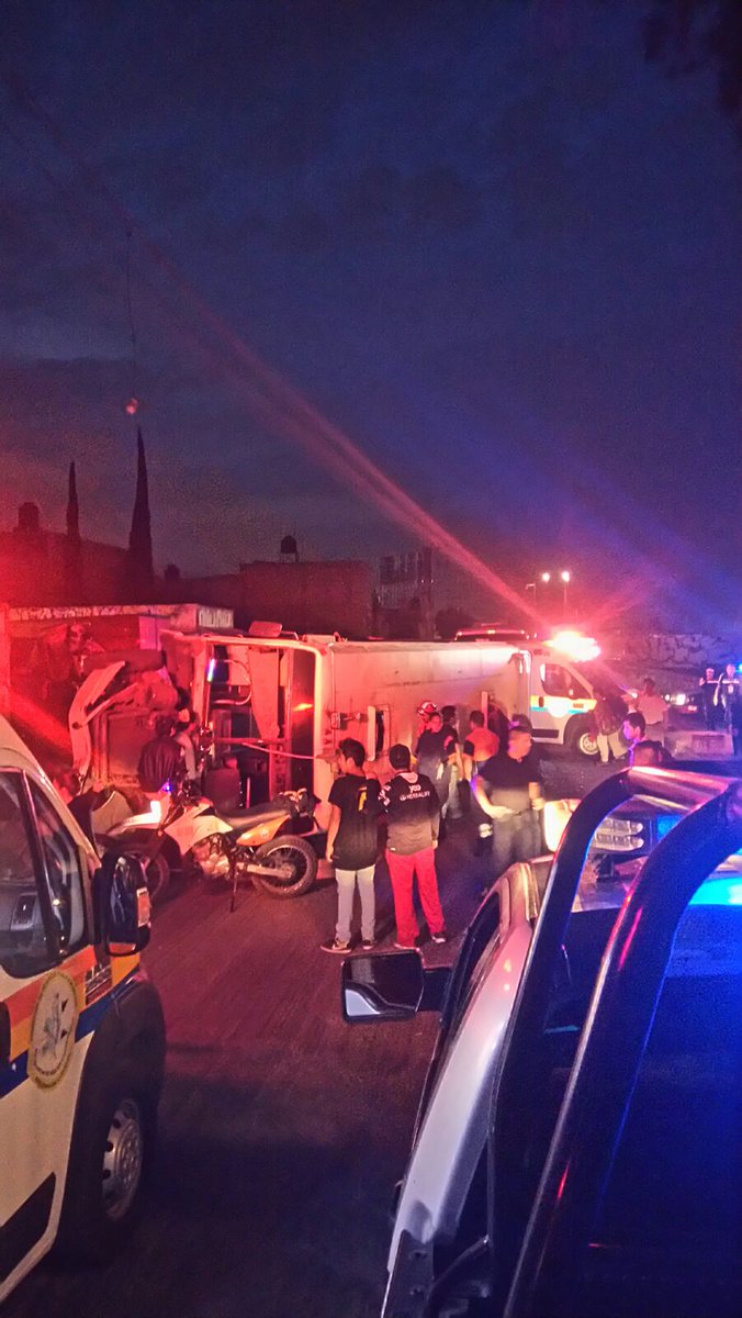 Volcadura de camión deja al menos 10 heridos en Neza - CWyrg-YUsAABO8o