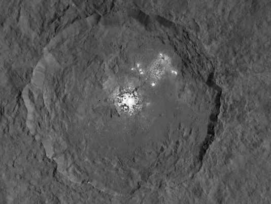 Spyder_Webb's tweet photo. #Ceres = part #comet part #asteroid & its white spots are Epsom salt https://t.co/PtV7SsJjkb’-bright-spots-explained https://t.co/QgRjm0u4aa