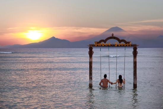 Hotel Ombak Sunset, menikmati romantisnya sunset di Pantai Lombok #HiLombok #Indonesia