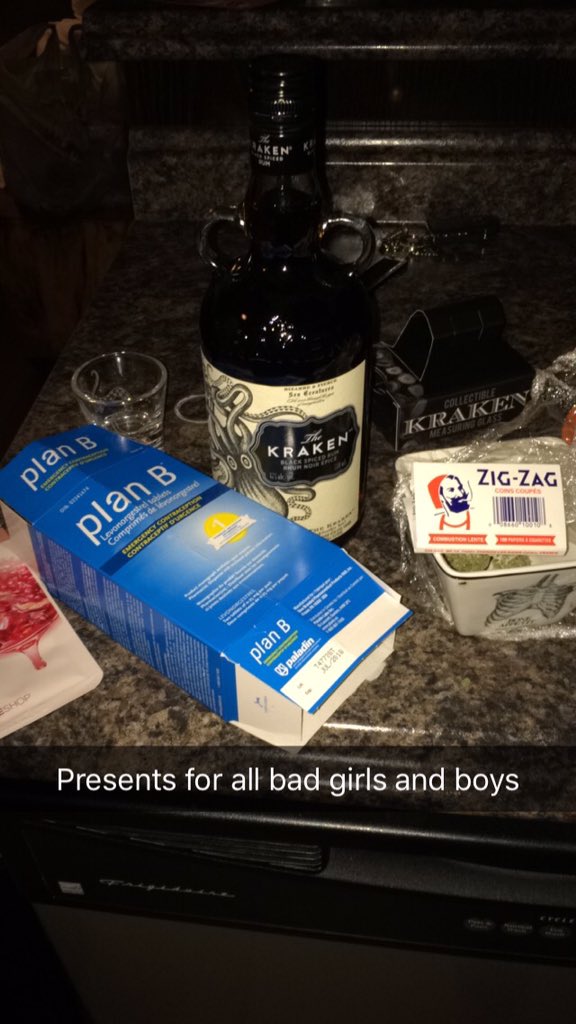 brooklynn0326's tweet photo. Merry Christmas assholes https://t.co/k25v10Zsg1