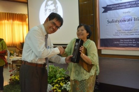 FISIP UNAIR Anugerahi Soetandyo Award kepada Dosen UI warta.unair.ac.id/fisip-unair-an…