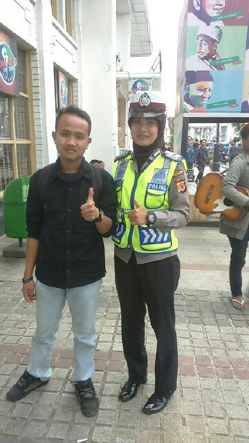 Akhirnya bisa di foto dengan polwan =))
