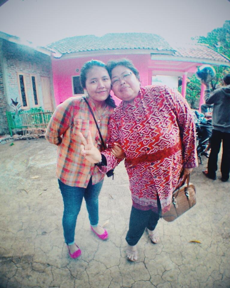 indahsavty14's tweet photo. Selamat hari Ibu mah😘 terimakasih udah jadi mamah terbaik selama ini, I Love you Mom👪❤❤❤❤ https://t.co/TTi6M4sYZl