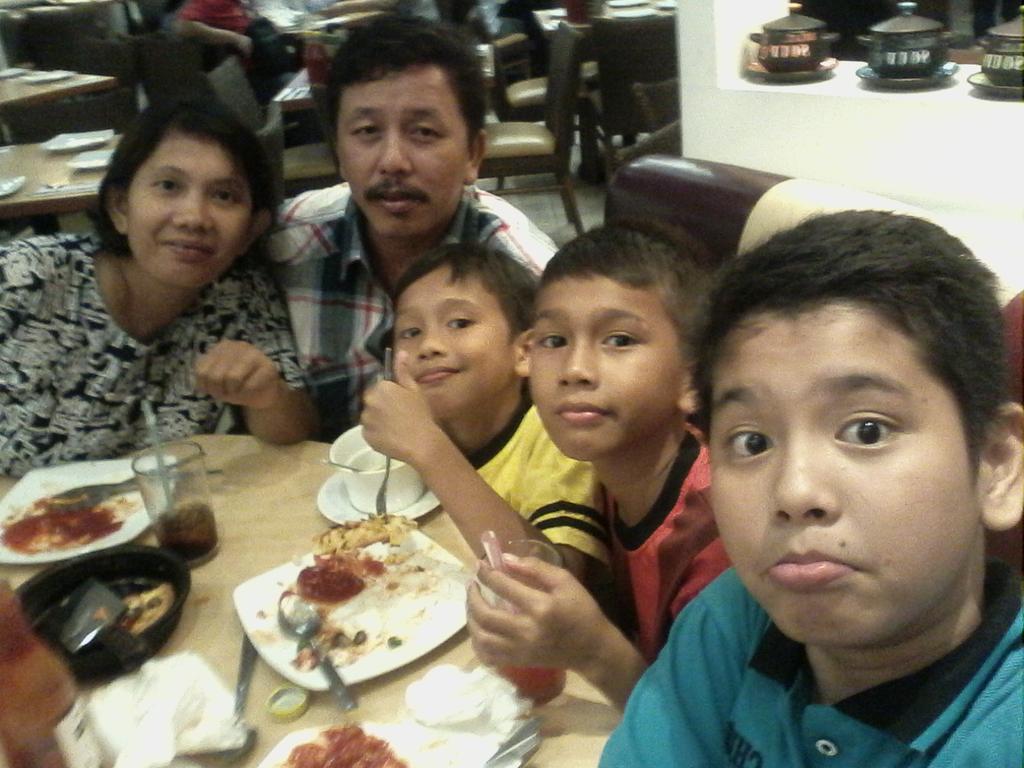 datadawj's tweet photo. Kami semua ucapan Happy Mother Day buat mama ku, kiranya menjadi ibu kebagusan buat kami semua, trimksh :-) ibu :-) https://t.co/UNeNQ3QzTZ
