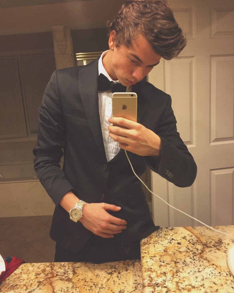 taylorcaniff's tweet photo. let's go on a classy date?! https://t.co/mpFDKtwBjg