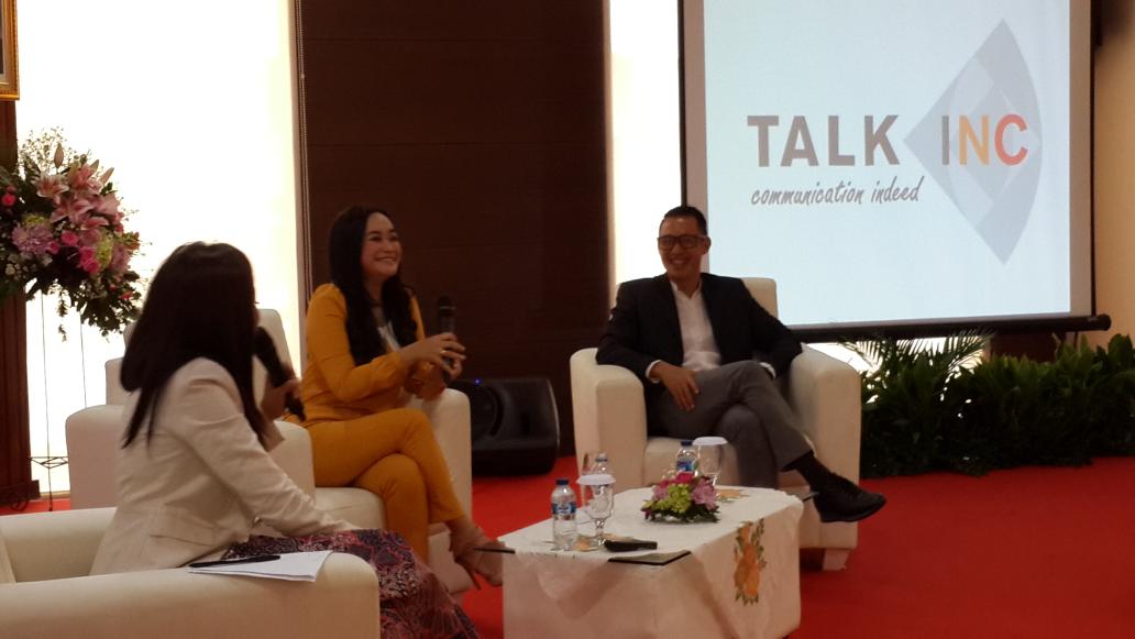 Parenting Talk show on Mother's day for Otoritas Jasa Keuangan with <a href="/erwinparengkuan/">Erwin Parengkuan</a> and <a href="/AjengRaviando/">Ajeng Raviando</a>