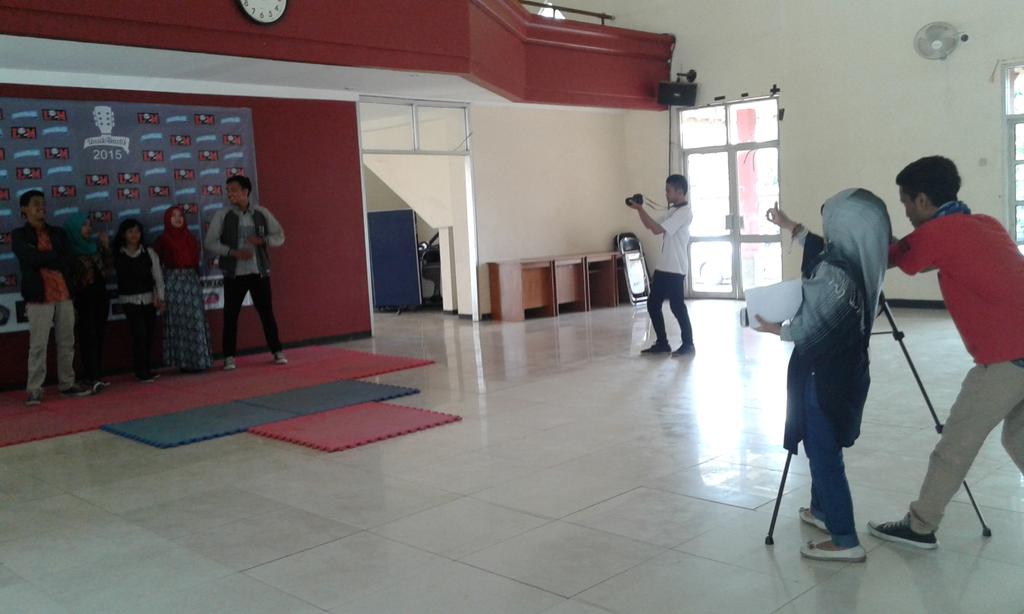 LPMRESONAN's tweet photo. Peserta sedang melakukan pembagian no urut&amp;foto season #unsikakustik 2015 https://t.co/g1hjoaUF3k