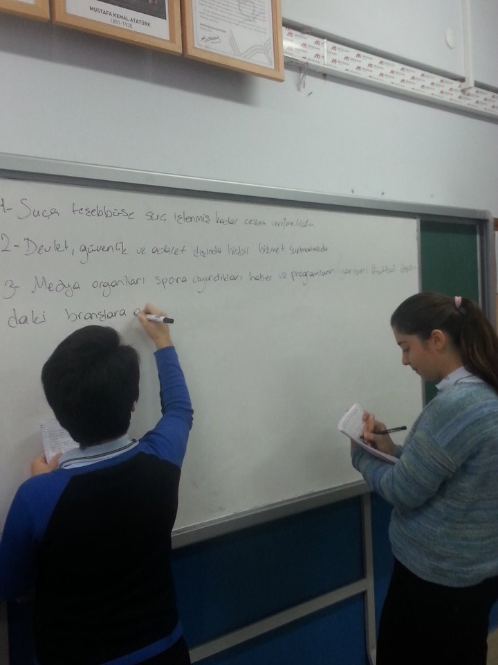 Münazırlarımız hızını alamayıp konuları önlerine gelen her yere yazmaya başladılar. Tam gaz devam👏🏻 #liderlerinoyunu