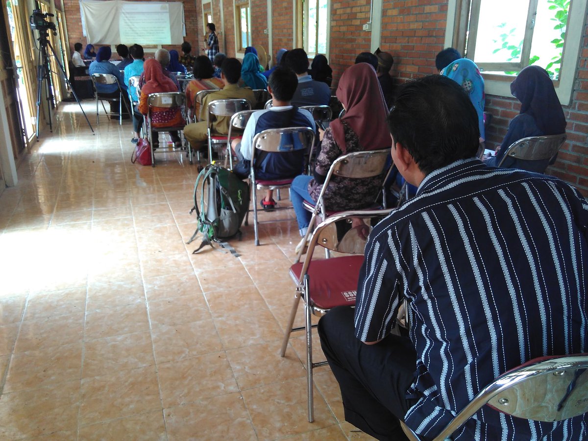 Presentasi Sugeng Handoko dari desa nglanggeran diskusi ekonomi kreatif  #ManegesDesa  hari ke 2 <a href="/tunggalp/">tunggal pawestri</a>