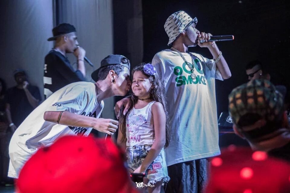 intensemodestia's tweet photo. E essa lindinha que subiu no palco e cantou até a flipada de Orochi? 💗
#ClipeUmSegundo
@BMaquiny @McOrochi https://t.co/wvTCm6nPIc