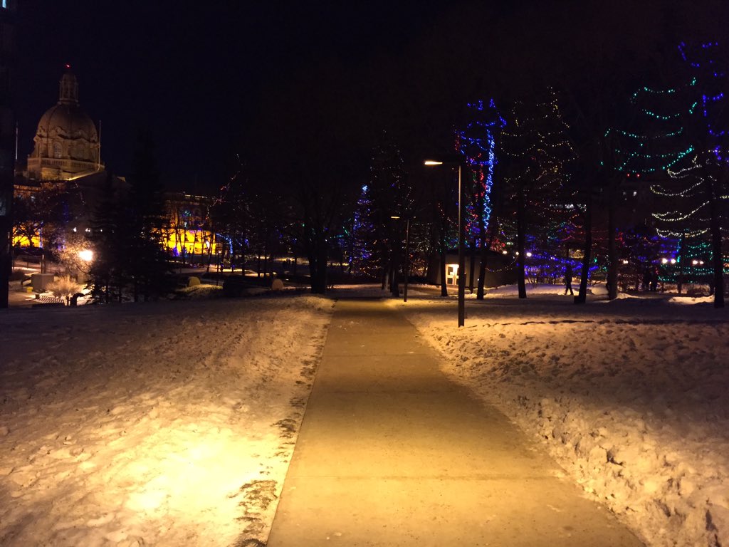 Best way to finish a date? A walk at the Legislature grounds. Gorgeous #yeg #yegdt