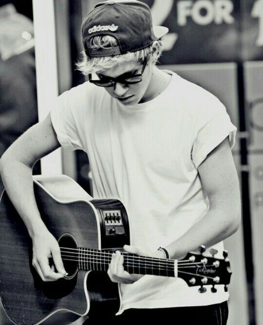 HarryTomilsoon's tweet photo. #WeAreAllNiall https://t.co/Vs3v7Whm8d