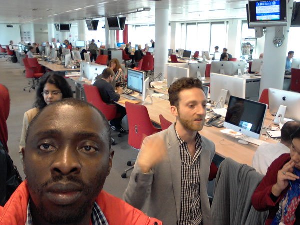 Jadwong's tweet photo. #DownMemoryLane #LJFiles #Selfies in 2012 - With Wenger & visit to Die Welt! Springer's baby - integrated newsroom https://t.co/hXuhM3Mvbs