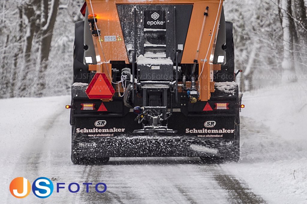 In #Rijssen #Holten wordt weer gestrooid. Kans op gladheid is aanwezig door regen/ijzel! #codeoranje @WinterweerRH