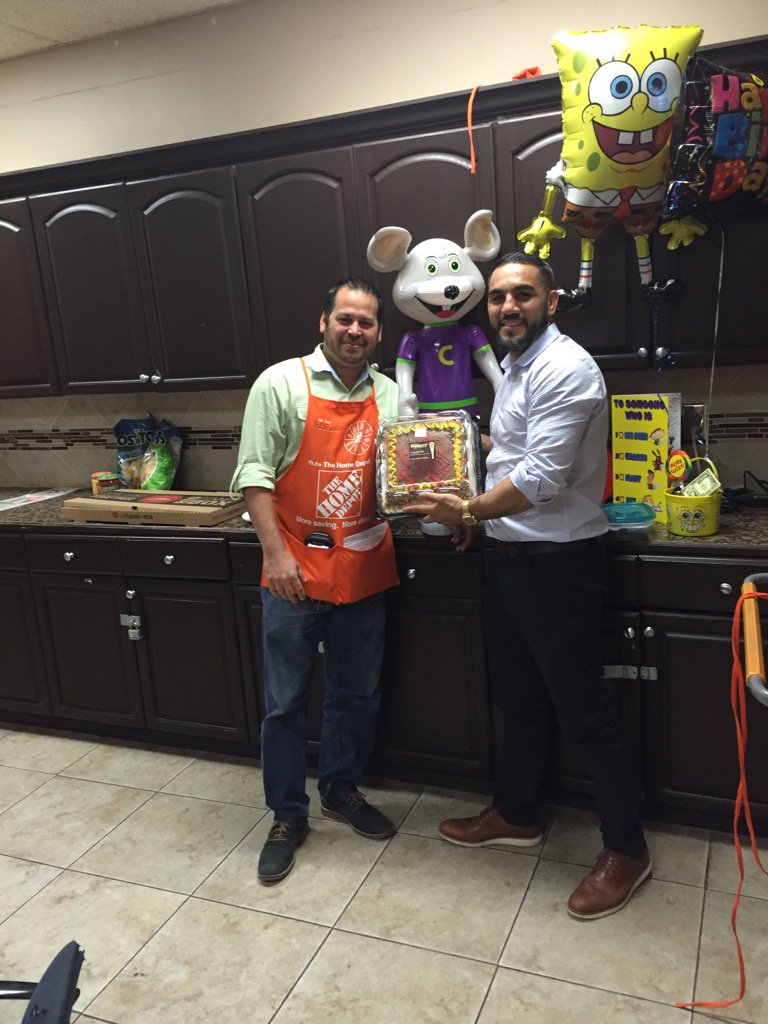 Crippen1026's tweet photo. Happy Birthday to my SASM Bob! @bob_burgess. No better way to spend your B Day then with specialty Tuesday! #0207 https://t.co/D7Hj0oM7Vd