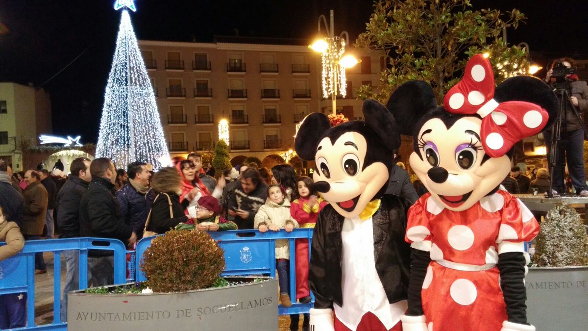 yuhuocio's tweet photo. Nuestros amigos Minie y Mickye Mouse han acompañado con ilusión durante el camino a sus majestades los Reyes Magos. https://t.co/dCARWEaMLI