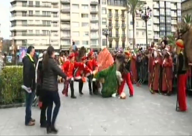 diariovasco's tweet photo. A falta de una, dos. Melchor se cae dos veces del camello en #SanSebastian (Vídeo) https://t.co/VeHOU8Q8yY https://t.co/jM1Qb2QMxH