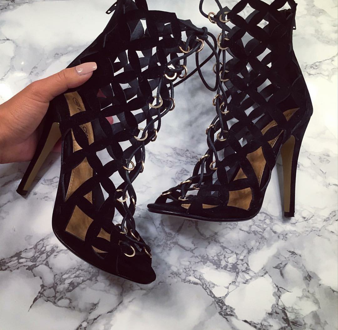Emjeni_Emelia's tweet photo. Heels from @lamoda https://t.co/s4AUEkCwKF