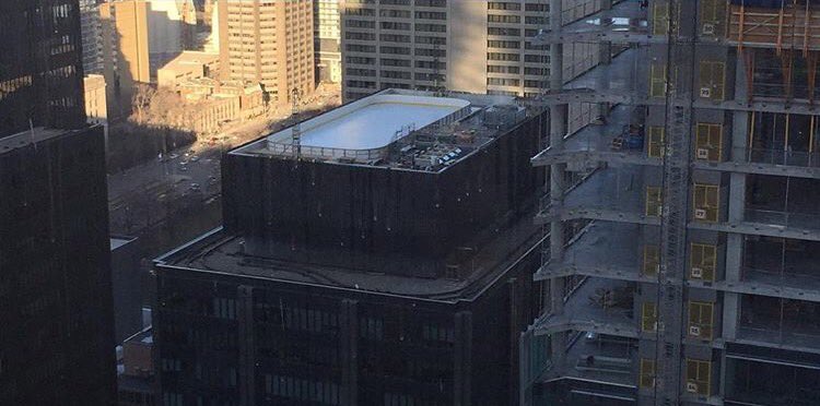 GoalieWays's tweet image. This rink mysteriously appeared on a rooftop in Toronto. I need to skate here 😍👍🏼
