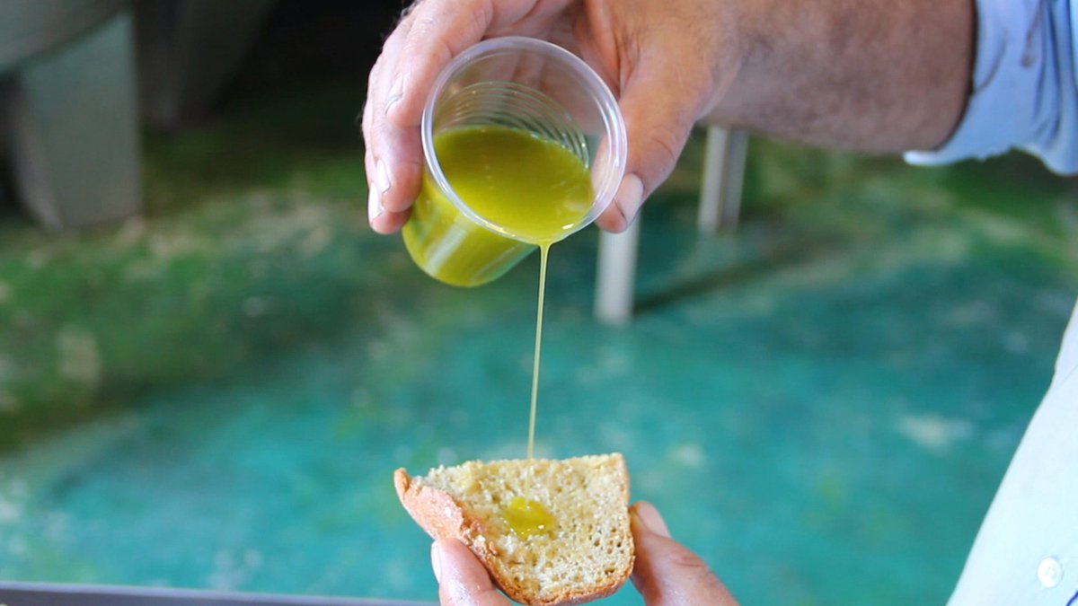 60Minutes's tweet photo. How to buy olive oil, #60MinutesOvertime reports https://t.co/qZN6cMo42z https://t.co/bBlw495VIU