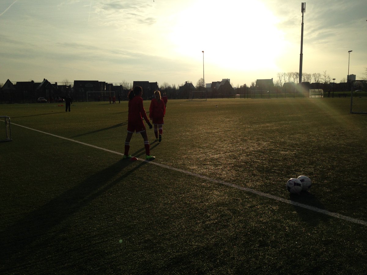 Meisjesvoetbaldag in het najaarszonnetje. #uvva #meisjesvoetbaldag #desto #vrouwenvoetbal