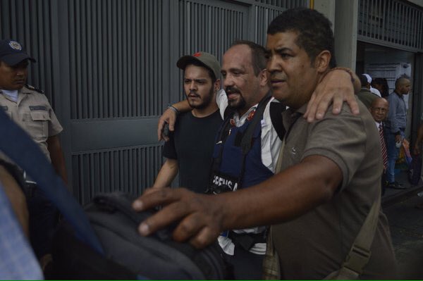 acaballoregalao's tweet photo. Periodistas agredidos en La Hoyada  https://t.co/bXCVgvSPrs