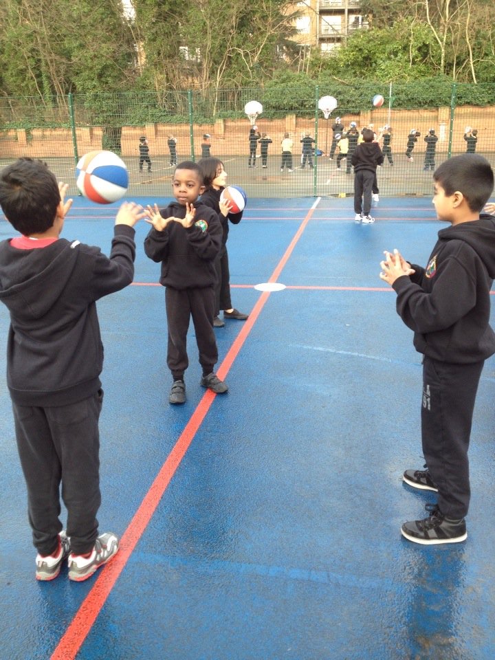 R2PalmerAcademy's tweet image. Year 2 have started their basketball lessons #chestpass #bouncepass