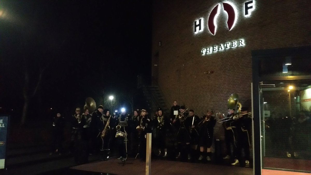De muzikale ontvangst van de nieuwjaarsreceptie van <a href="/GemeenteRaalte/">Gemeente Raalte</a> is er klaar voor <a href="/tismawajewndBnd/">tismawajewendBand</a>! #welkom